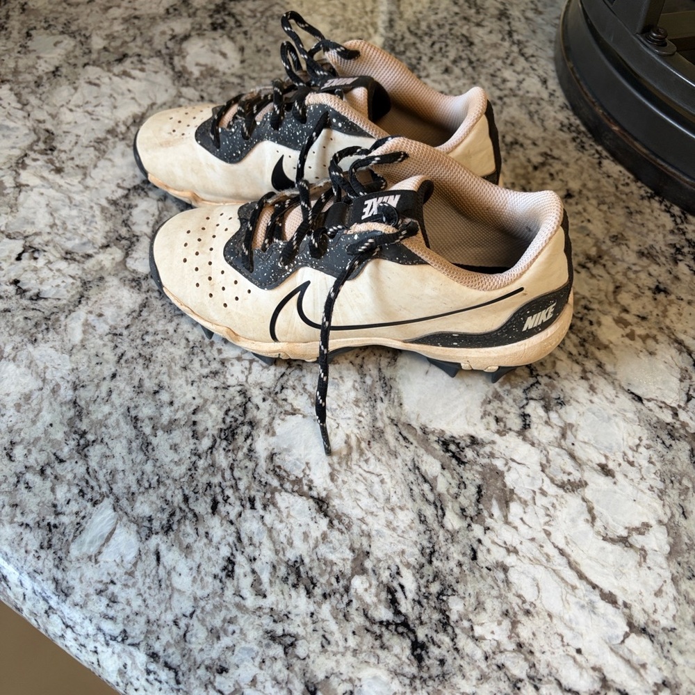 Nike Boys‎ Black and White baseball cleats - Picture 2 of 5